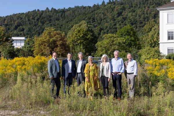 Gruppenbild_Kirchenrat_refbl_Wiese_web_Foto Ursula Sprecher